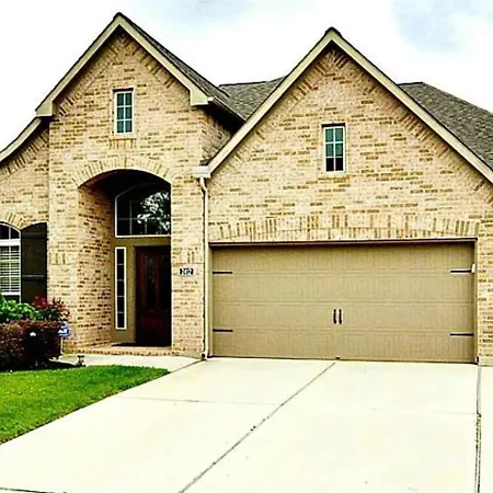 546) Massive 4 Bedroom In Great Neighborhood